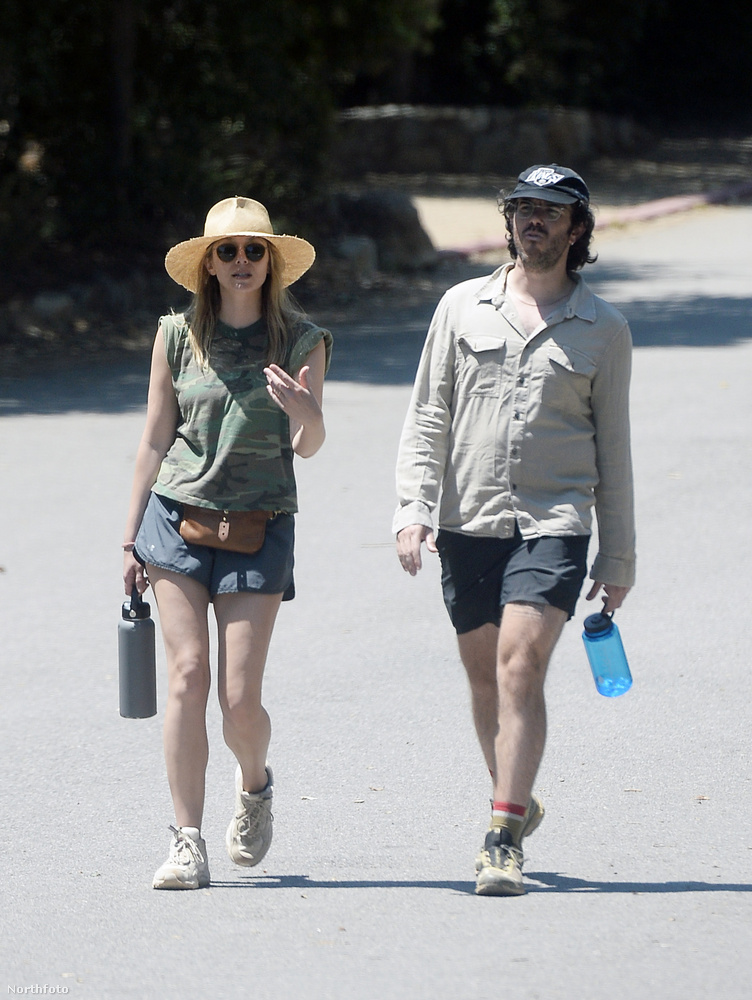 Elizabeth Olsen egy barátjával indut túrázni Los Angelesben