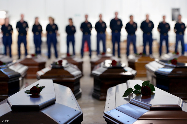 A szerencsétlenség áldozatainak koporsói a lampedusai repülőtér hangárjában 2013. október 5-én