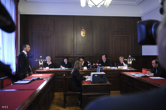 Lázár Dénes (bal) a felperes jogi képviselője egy lakossági devizahitel-szerződés semmisségének megállapítása iránt indított per tárgyalásán a Kúrián 2013. június 25-én.