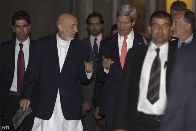 Hamid Karzai afgán államfő (b2) fogadja a váratlanul Afganisztánba látogató John Kerry amerikai külügyminisztert (k) Kabulban