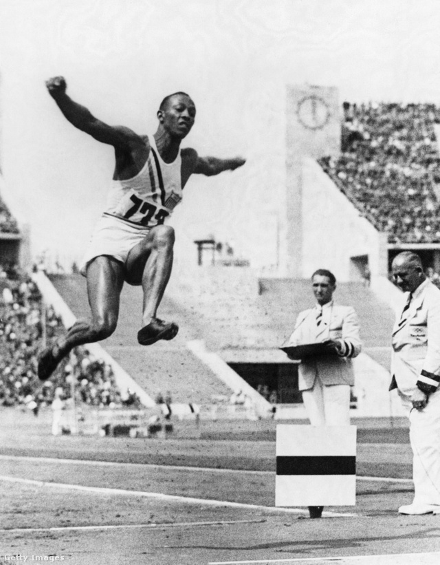 Jesse Owens (1913–1980) a távolugrásszámban az 1936-os berlini olimpián