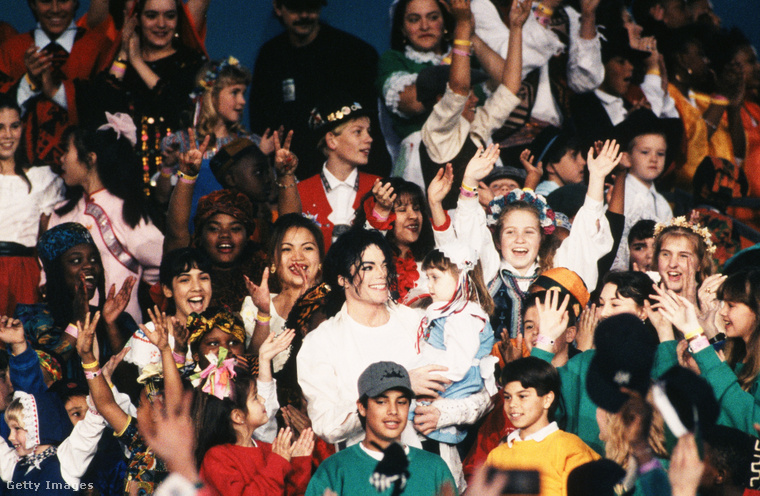 Michael Jackson gyerekek társaságában. (Fotó: George Rose / Getty Images Hungary)