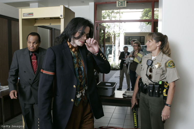 Michael Jackson saját, 2005-ös tárgyalásán, ahol gyermekmolesztálással vádolták. (Fotó: Pool / Getty Images Hungary)