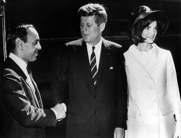 John F. Kennedy és Jackie Kennedy üdvözli a marokkói királyt 1963-ban.