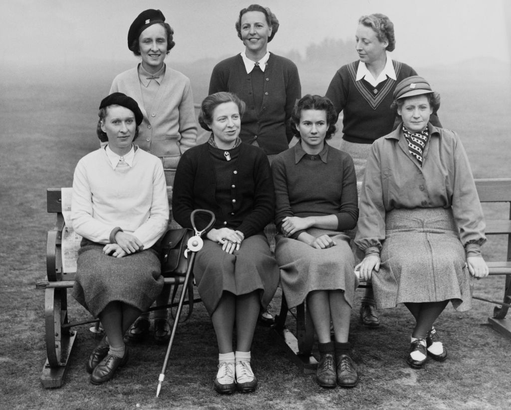Csoportkép nőkről, egy golfversenyen...