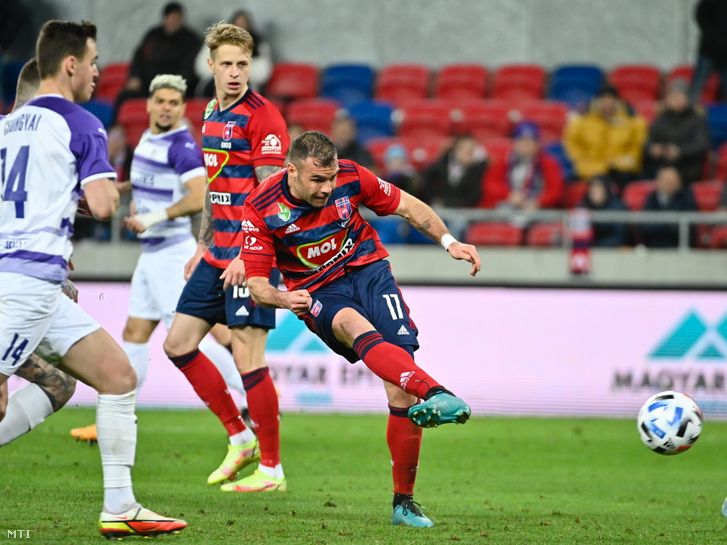 A székesfehérvári Nikolics Nemanja (középen) gólt szerez 2022. február 20-án