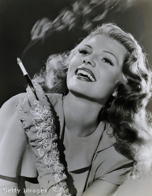 A spanyol származású Rita Hayworth fájdalmas beavatkozásokon esett át, hogy megfeleljen a szépségről alkotott korabeli elvárásoknak