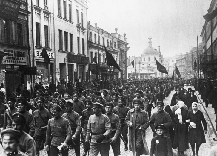 Bolsevik katonák vonulnak 1917-ben.