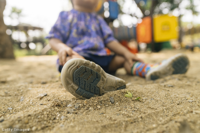 A gyermek cipőtalpától is piszkossá válhat a homok