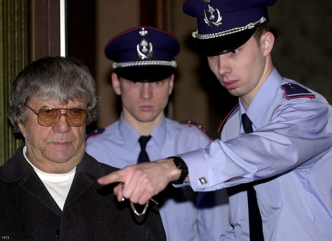 Belga rendőrök bevezetik a brüsszeli igazságügyi palota tárgyalótermébe a sorozatgyilkossággal vádolt Pándy András Belgiumban élõ magyar protestáns segédlelkészt és hittantanárt 2002. február 18-án