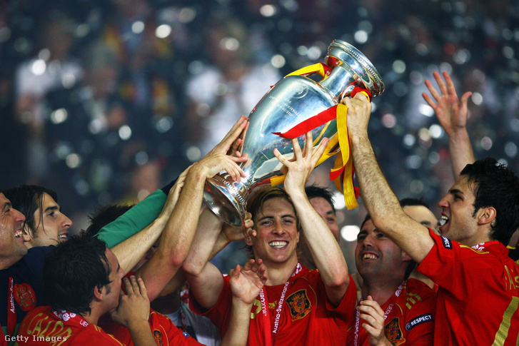 Fernando Torres a csapattársaival együtt emeli a trófeát a Németország elleni győzelem után UEFA EURO 2008 döntő mérkőzésen 2008. június 29-én