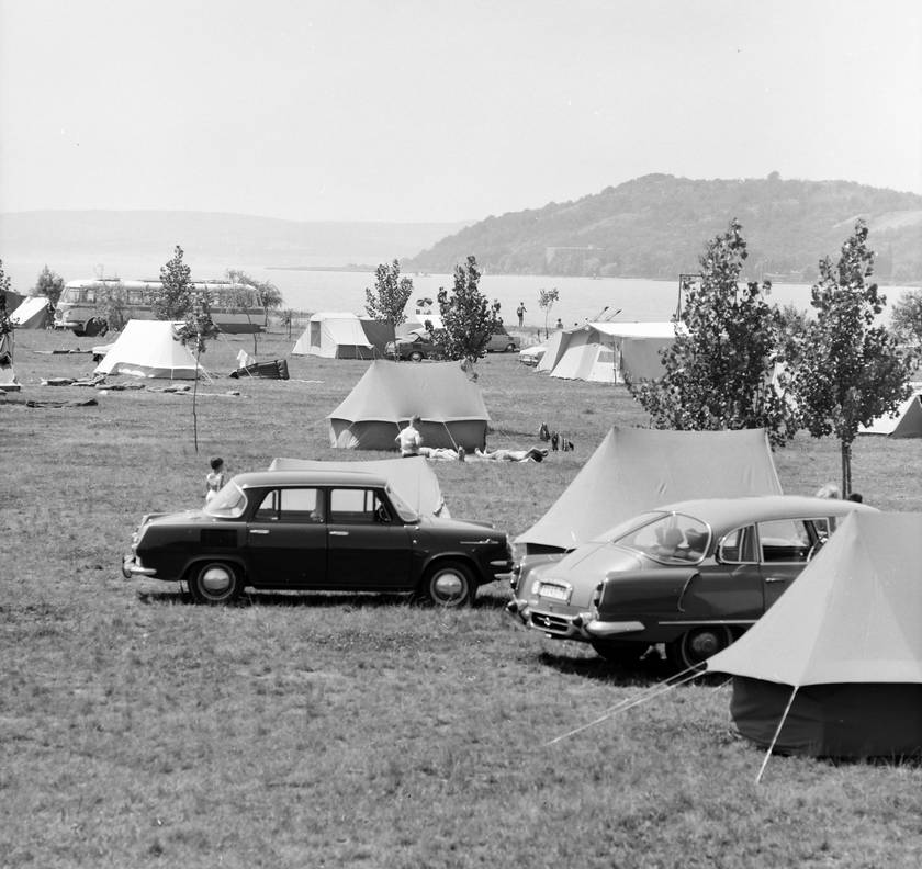 Az első kempingek 1958-ban nyitották meg kapuikat a kedvező áron nyaralni vágyók előtt. Tihany és Balatonfüred után a Balaton számos településén népszerűvé vált az üdülési forma, ennek az M7-es autópálya kiépülése adott újabb lendületet. A fotó 1969-ben a szántódi autós kempingben készült.