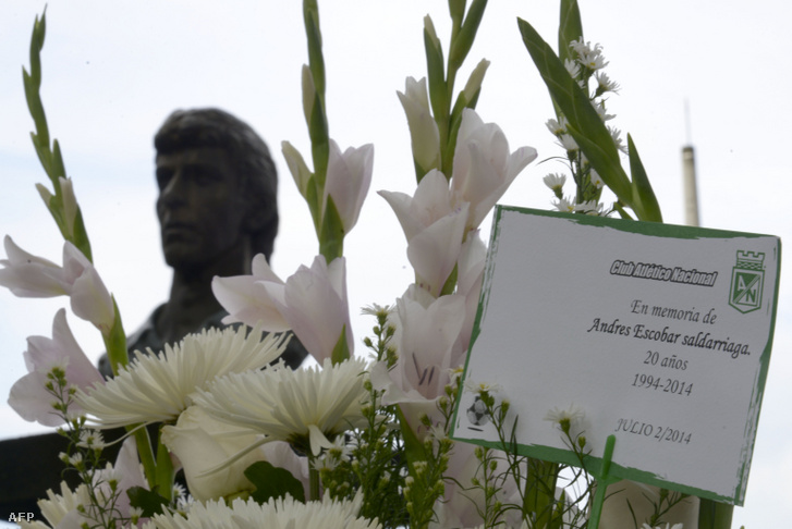 Virágok a néhai kolumbiai labdarúgó, Andrés Escobar szobránál a tiszteletére rendezett ünnepségen 2014. július 2-án
