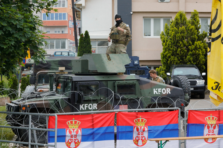 KFOR tagjai Koszovóban, az önkormányzati hivatalok előtt 2023. június 2-án