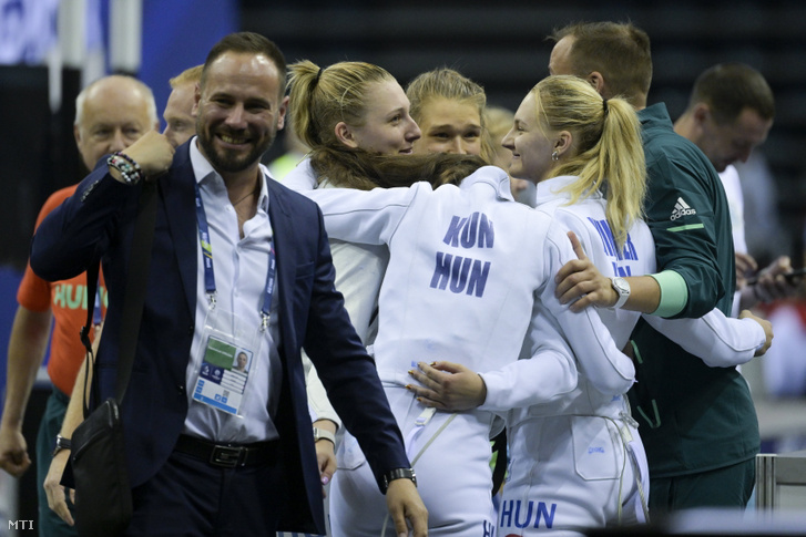 Muhari Eszter Büki Lili Kun Anna és Wimmer Dorina, miután győztek az olasz csapat ellen a női párbajtőr elődöntőjében az Európa Játékokon 2023. június 29-én