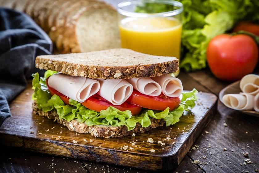 Ha a gyerek szendvicspárti, lehetőleg rostban gazdag, teljes kiőrlésű változat legyen sok-sok friss zöldséggel.