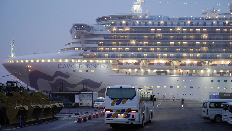 A jokohamai kikötőben karantén alá vont Diamond Princess amerikai óceánjáró 2020. február 16-án.
