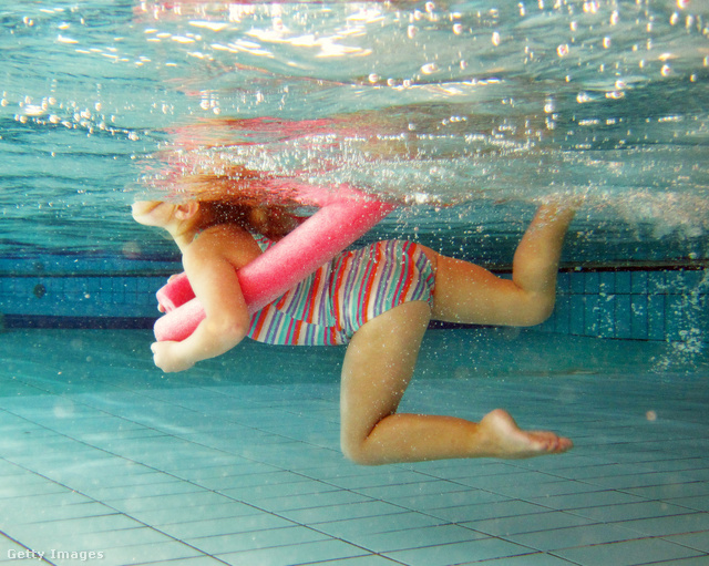 A gyerekekre nézve fokozott kockázatot jelentenek az úszással összefüggő betegségek