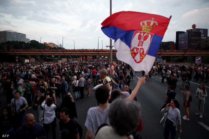 Tüntetők elzárják a fő autópályahidakat, miközben részt vesznek médiában megjelenő erőszak megfékezését követelő tüntetésen, másfél hónappal a 18 halálos áldozatot követelő, két egymást követő lövöldözés után Belgrádban 2023. június 17-én