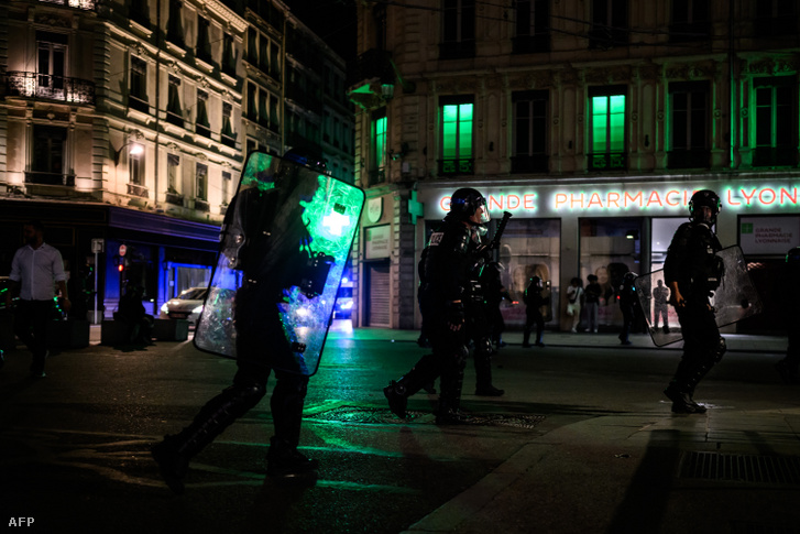 Rohamrendőrök Párizsban péntek éjjel