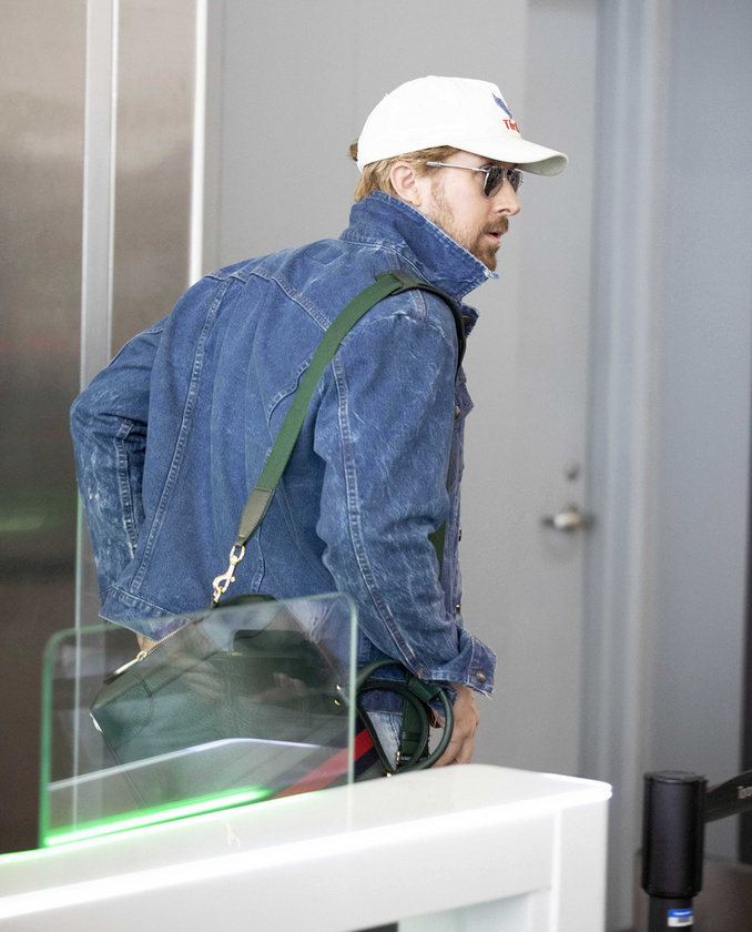 Ryan Gosling, a Barbie című film egyik sztárja, Torontóból repülőre szállt