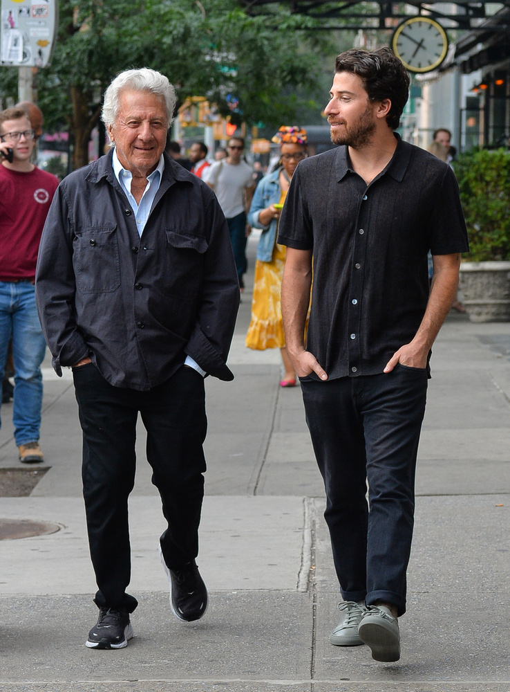 Dustin Hoffman, a híres amerikai színész, jókedvűen tölthette a napját Manhattani belvárosban, ahol fiával, Jake Hoffman-nal sétálgatott
