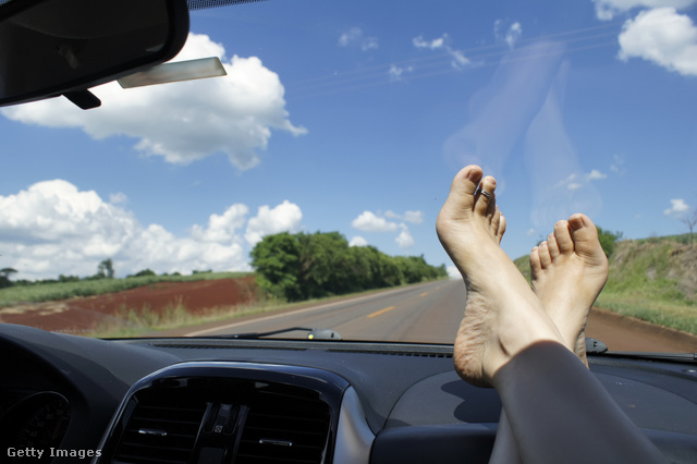 Bármilyen hívogató az autó műszerfalára tenni a lábad, utazás közben sose tedd ezt!