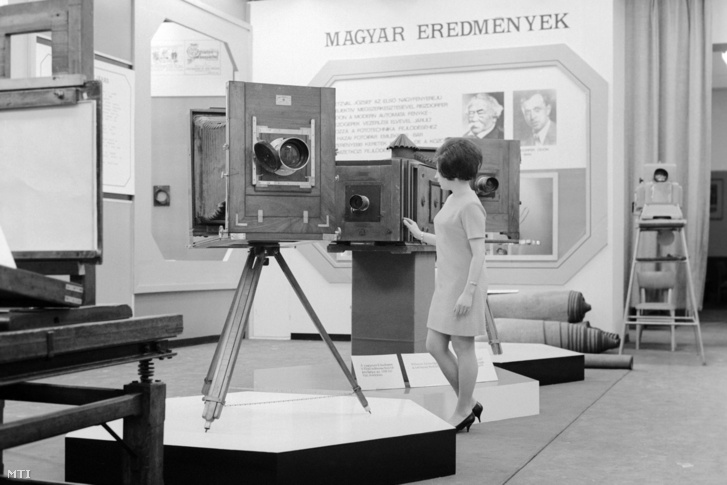 A Klösz műterem műtermi fényképezőgépe a fényképezés 130 éve c. kiállításon