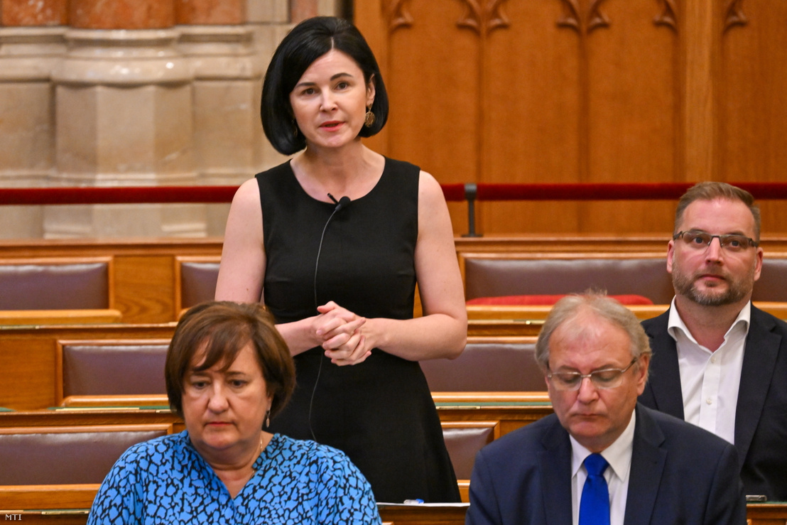 Kunhalmi Ágnes, az MSZP képviselője felszólal napirend előtt az Országgyűlés rendkívüli plenáris ülésén 2023. július 3-án