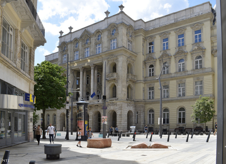 Az Eötvös Loránd Tudományegyetem ELTE-ÁJK A épülete az Egyetem téren, az V. kerületben 2019-ben