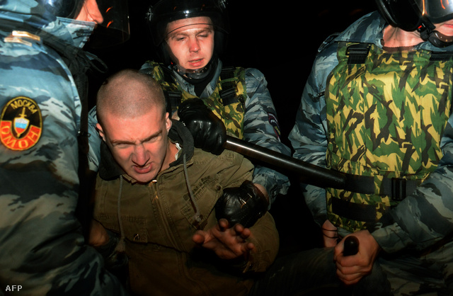 Rohamrendőrök vesznek őrizetbe egy férfit a Birjuljevo-Zapadnoje nevű moszkvai kerületben kitört zavargáson, 2013. október 13-án.