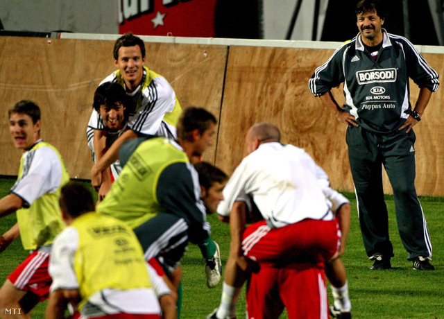 A magyar labdarúgó-válogatott tagjai edzenek Várhidi Péterrel az isztambuli Inonu stadionban 2007. szeptember 11-én.