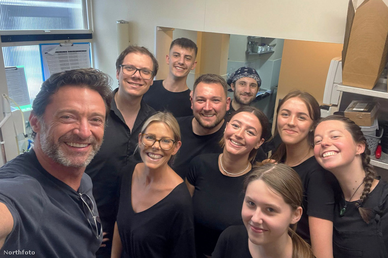 Hugh Jackman egy közös szelfivel lepte meg a norwich-i The Waffle House személyzetét, miután családjával az étterembe vacsorázott