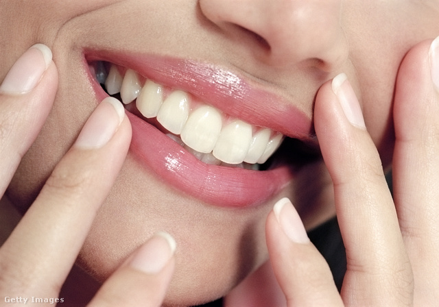 A körömrágás a fogakat is károsítja