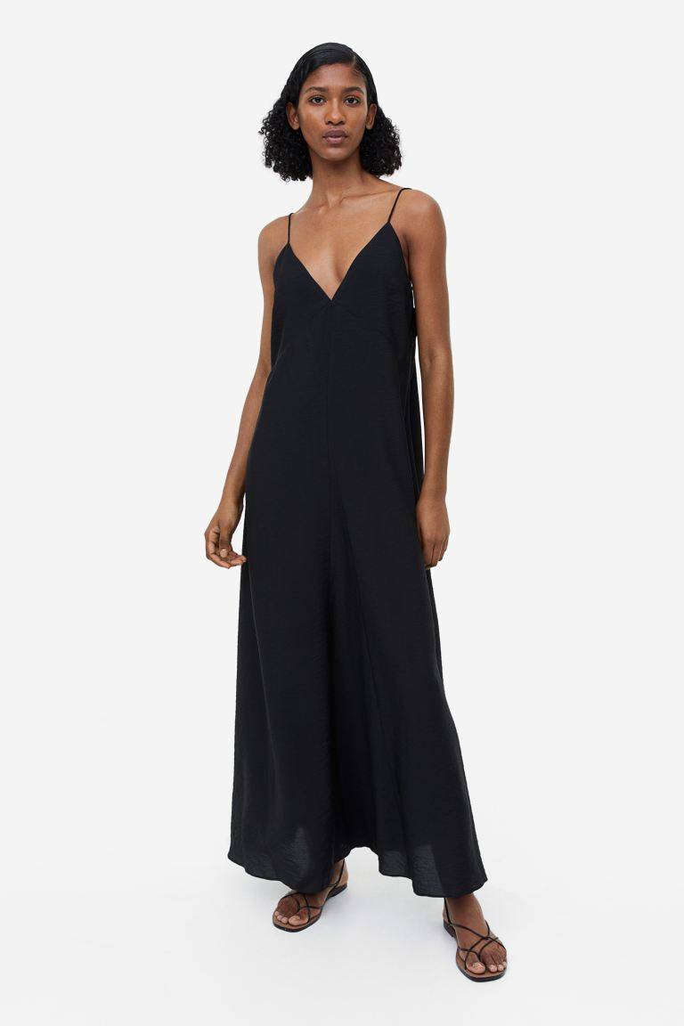 A H&M fekete maxiruhája szexi, nőies, mégis kényelmes. Nyújtja az alakot, magasabbnak láttat, és szépen kiemeli a dekoltázst. 11 995 forintba kerül.