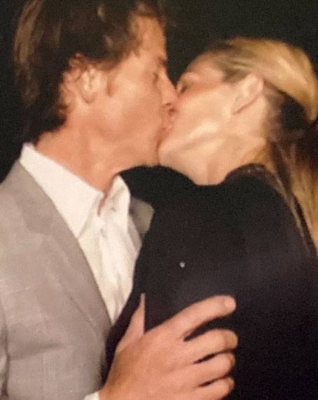 Julia Roberts ezt a csókolózós képüket posztolta a 21. házassági évfordulójuk alkalmából.