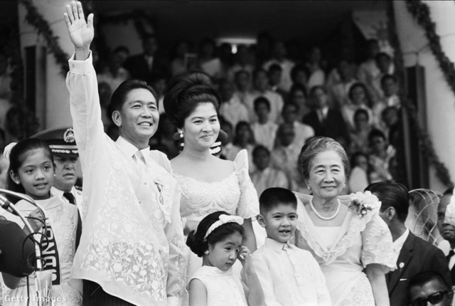 Az elnöki házaspár a gyerekeikkel egy nyilvános rendezvényen