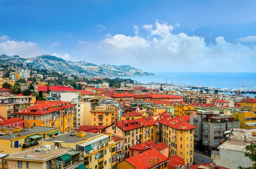 Liguria gyöngyszeme Sanremo városa a francia határ közelében. Hangulatos homokos és kavicsos strandjai, nyugodt öblei, virágtengerben úszó utcái, parkjai mind remek úti céllá teszik.