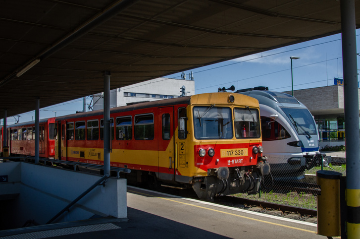 Bzmot motorkocsi és FLIRT motorvonat Balatonfüred állomáson, 2023.07.06-án. Az északi parti vonal csak Balatonfüredig villamosított, így az állomásról tovább közlekedő vonatokon mozdonycserére van szükség. Fotó: Juhász Péter/Totalcar