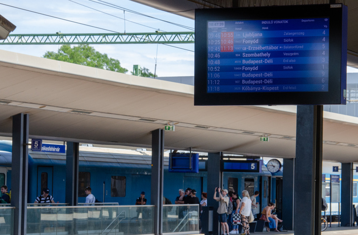Hétköznapi délelőtt főszezonban Székesfehérvár állomáson. A Ljubjanai vonat késése akkor még csak 1 óra 10 perc volt, végül 2 óra 58 perc lett. Fotó: Juhász Péter/Totalcar
