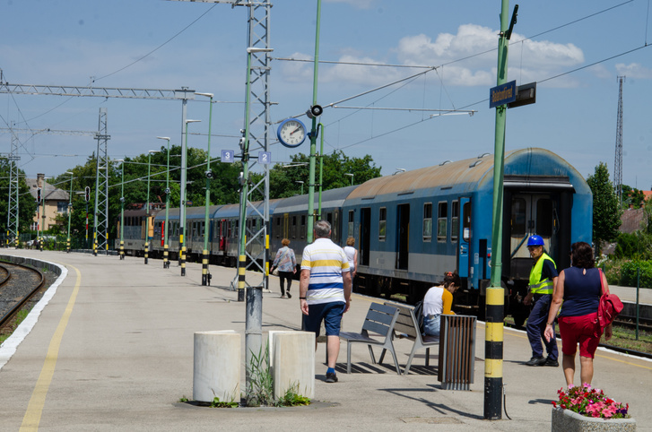 Országbérlettel is igénybe vehető Vízipók Interrégió vonat áll Balatonfüred állomáson 2023.07.06-án. Ha Füredre utaznánk, teljes lutri, hogy egy ilyen szedett-vedett szerelvényt, vagy egy modern elővárosi motorvonatot kapunk. Fotó: Juhász Péter/Totalcar