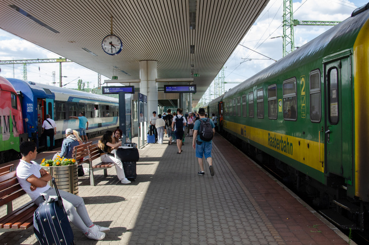 Az egyes fővonal távolsági járatainak fenntartott peron Budapest-Kelenföld vasútállomáson - Fotó: Juhász Péter/Totalcar