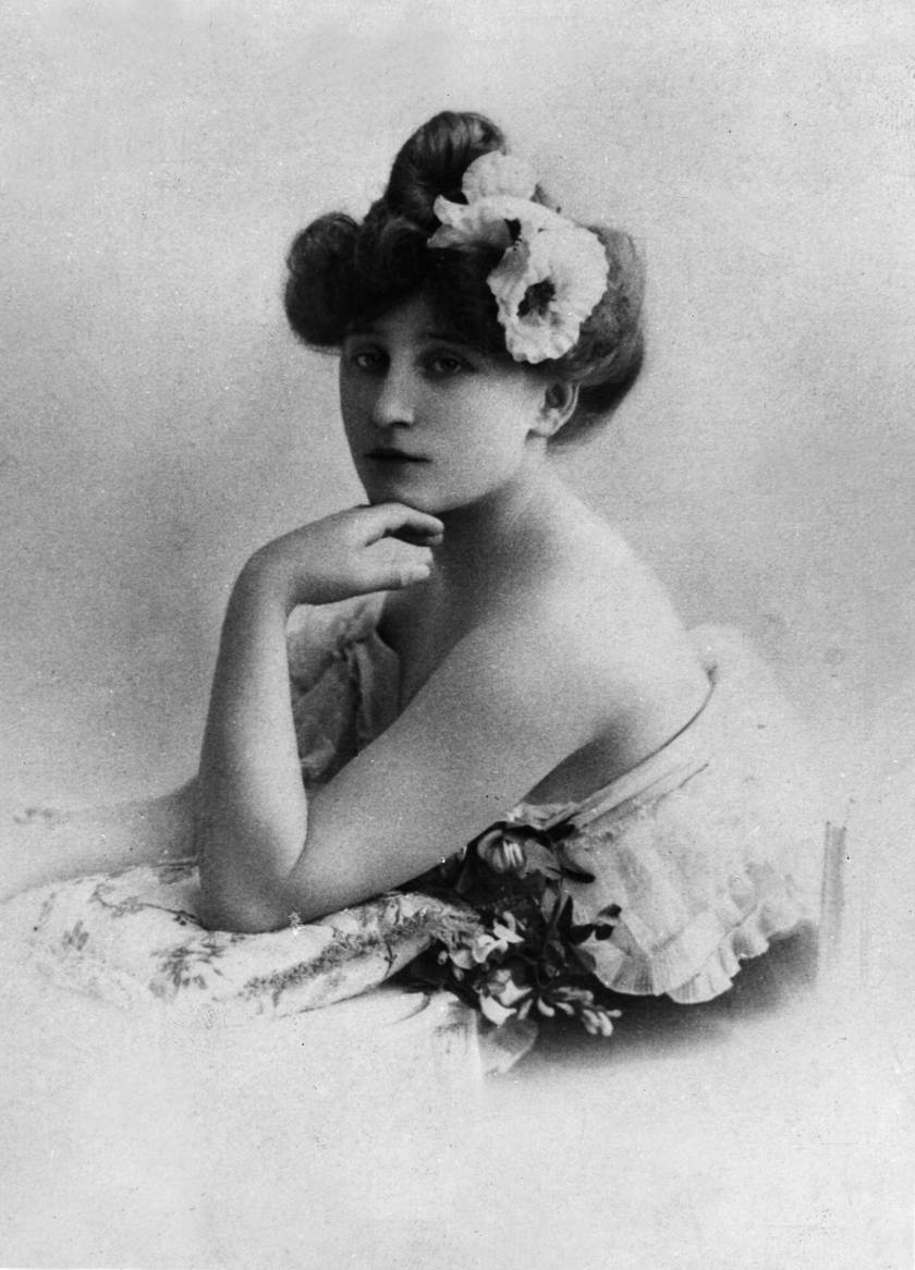 A Claudine-regények 1903-ban megjelent, utolsó részét követően Colette elhagyta hűtlen férjét, és saját neve alatt kezdett publikálni. Művei nagy sikert arattak, de miután 1906-ban hivatalosan is elvált, és szeretőjéhez, Missyhez költözött, az írás mellett pantomim-előadásokkal keresett pénzt.