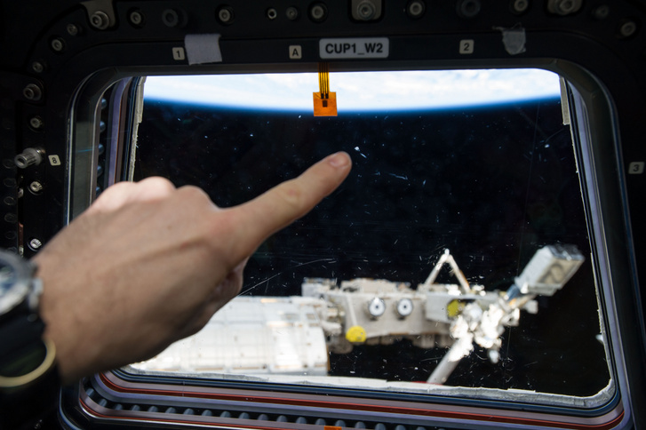 Becsapódás nyoma a Nemzetközi Űrállomás megfigyelőkupolájának ablakán