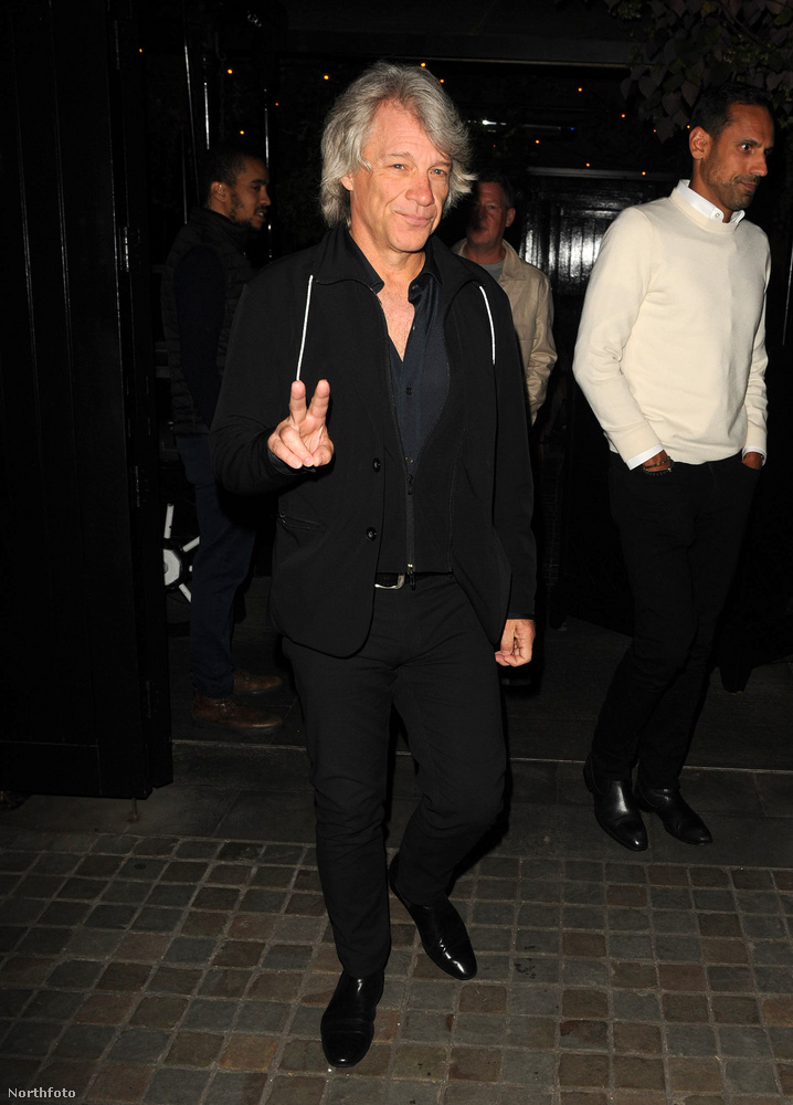 Jon Bon Jovi éppen elhagyta szállodáját, amikor rátaláltak a fotósok