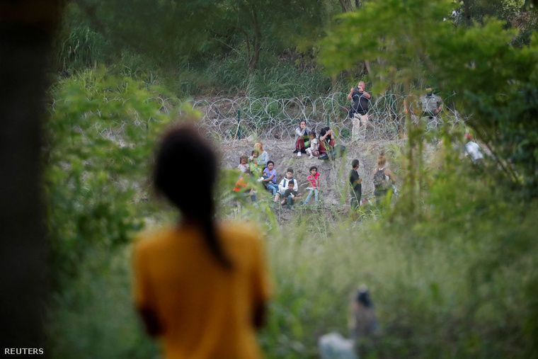 A 13 éves venezuelai menedékkérő, Nathaly nézi, ahogy ahogy az amerikai határőrség visszafordítja a migránsok egy csoportját Mexikóba, miközben ő és családja arra vár, hogy a CBP One nevű vám- és határvédelmi alkalmazáson keresztül megpróbáljanak átjutni az Egyesült Államokba egy ideiglenes táborban Matamorosban, Mexikóban 2023