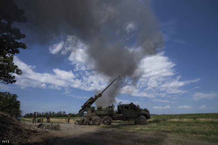 Ukrán 155 mm-es önjáró löveg tüzel orosz állásokra a Donyecki területen fekvő kelet-ukrajnai Bahmut közelében 2023. július 7-én