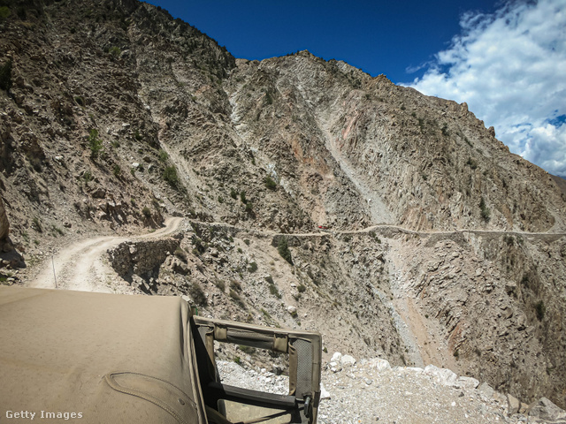 Nem kérdés, miért a világ egyik legveszélyesebb útja a pakisztáni Fairy Meadows Road