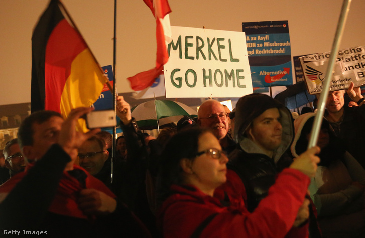 Az AfD támogatói tüntetnek Angela Merkel ellen 2015. október 14-én