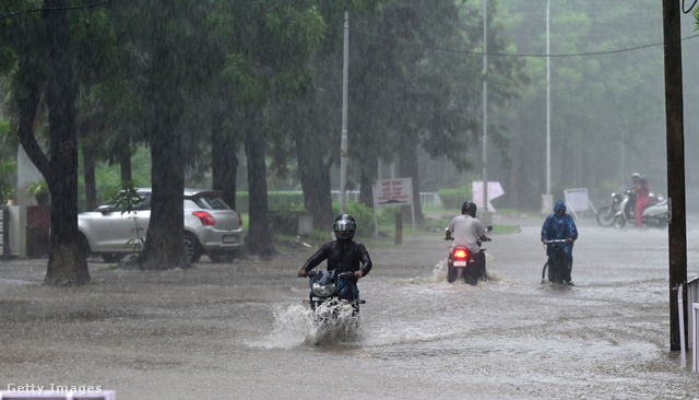 A monszun miatti esőzések után víz borítja a városok utcáit, már halálos áldozatok is vannak